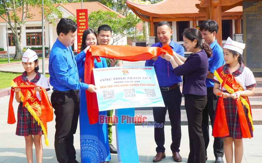 Công trình thanh niên số hóa thông tin tại Đền thờ vua Hùng, xã Phú Riềng, huyện Phú Riềng, tỉnh Bình Phước nhằm cung cấp đến người dân các thông tin cần thiết về lịch sử hình thành, xây dựng và cấu trúc của đền thờ. Nguồn Báo Bình Phước.