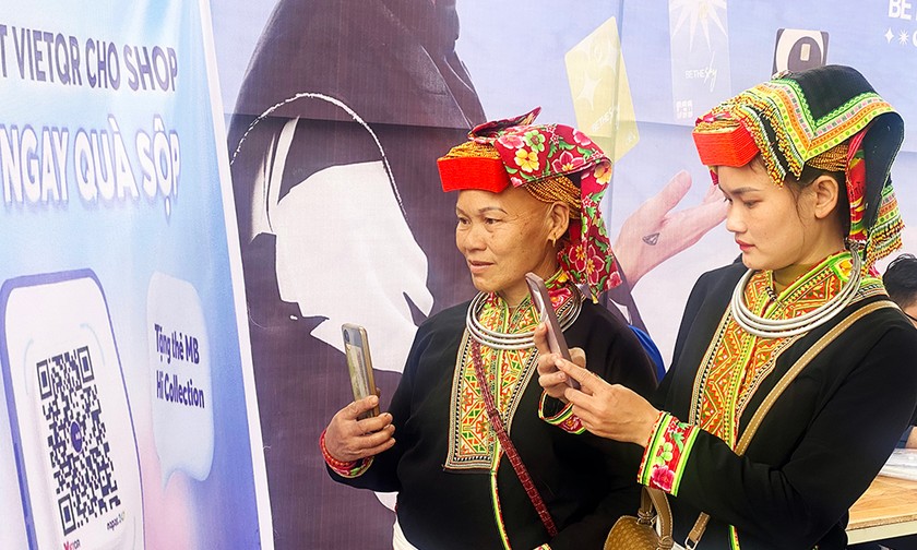 Khi người phụ nữ dân tộc được nâng cao vị thế, tiếng nói là họ được tiếp cận với một thế giới mới, bình đẳng hơn, rộng mở hơn. Ảnh minh họa. Nguồn Báo Bắc Giang.jpg