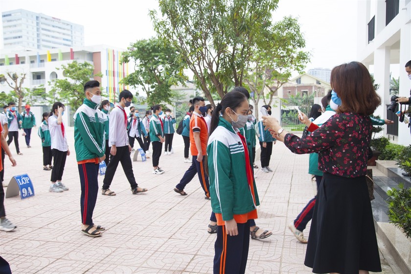Học sinh được kiểm tra thân nhiệt trước khi vào lớp