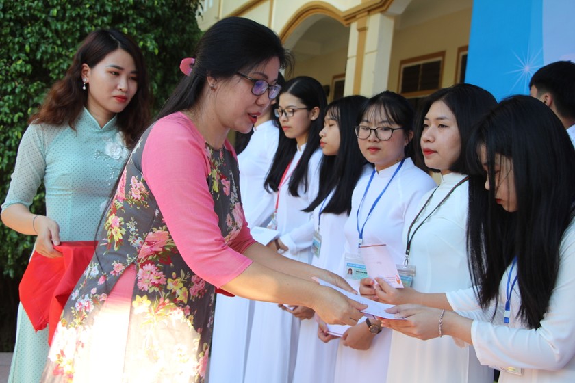 Trao thưởng cho những học sinh đạt giải cao trong học 2019-2020