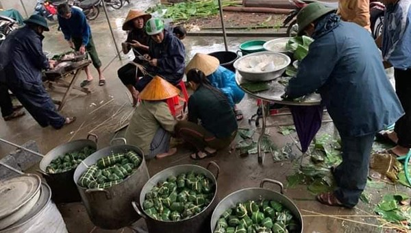 Không ai bảo ai, mọi người đều nhanh tay gói bánh chưng