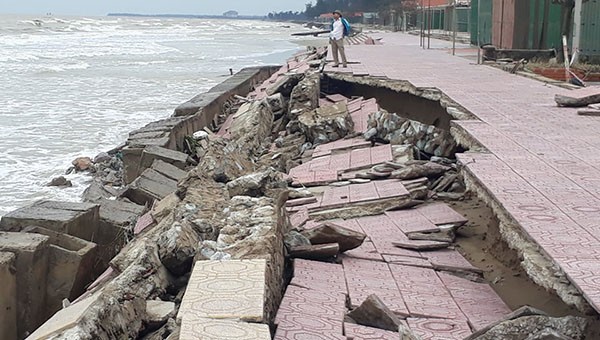 Hệ thống kè gạch bị sóng đánh tan hoang