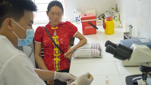 Lấy mẫu xét nghiệm người nghi nhiễm HIV.