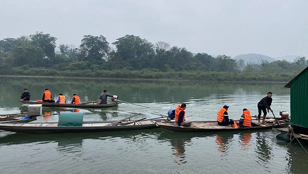 Cơ quan chức năng dùng thuyền tìm kiếm thầy T. trên sông