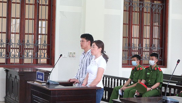 Cặp đôi hầu tòa vì tổ chức cho người khác trốn đi nước ngoài