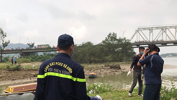 Sau 2 ngày tìm kiếm lực lượng cứu hộ tìm thấy thi thể người tự tử