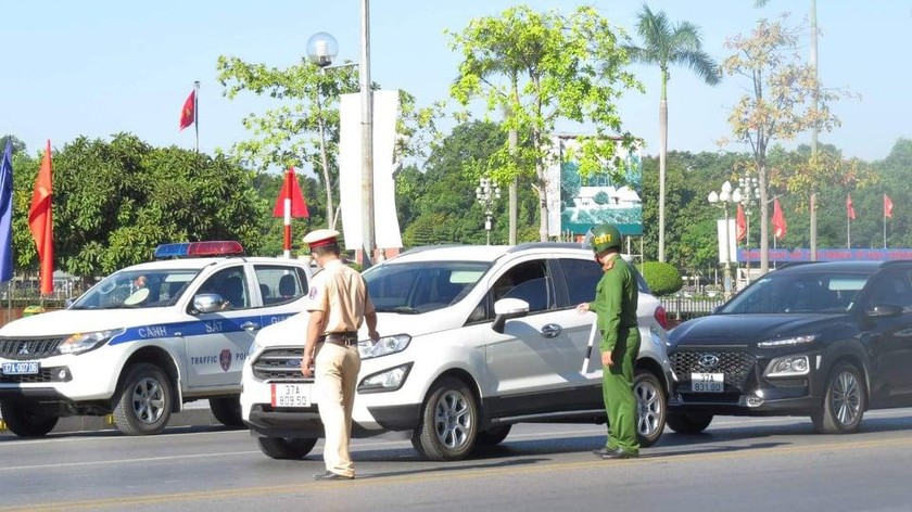 Lực lượng chức năng kiểm soát người và phương tiện ra, vào TP Vinh.