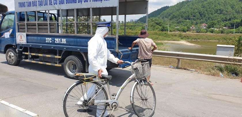 Sở GTVT Nghệ An bố trí xe hỗ trợ chở ông Lâm ra Thanh Hóa. Đồng thời, thông báo cho lực lượng chức năng Thanh Hóa để nhờ hỗ trợ tiếp.