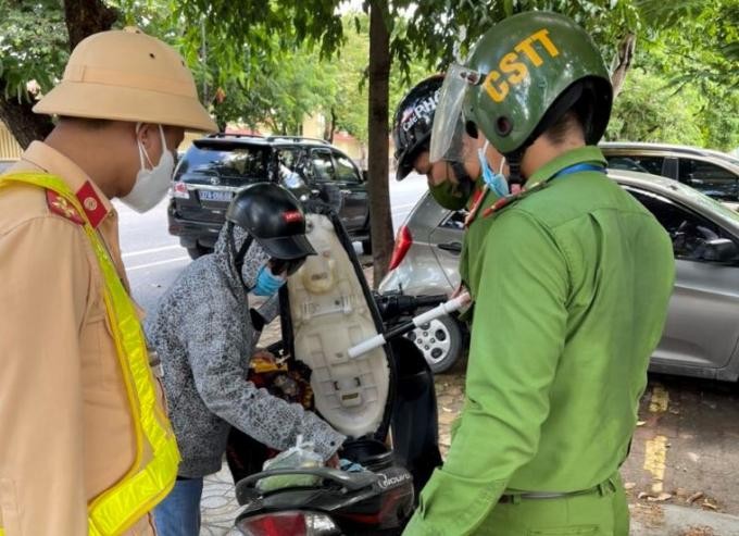 Thời điểm công an kiểm tra, Q. không xuất trình được giấy tờ chứng minh mình được phép ra đường