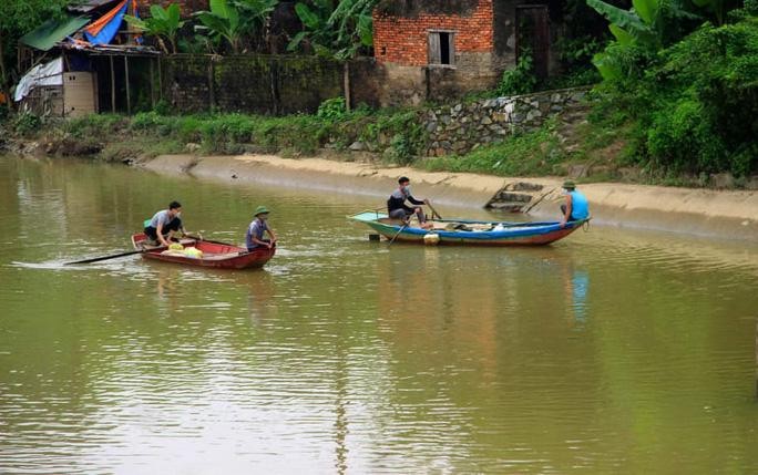 Sau 2 ngày tìm kiếm người dân và lực lương cứu hộ đã tìm thấy thi thể cháu bé mất tích cách nơi xảy ra sự việc hơn 3 km