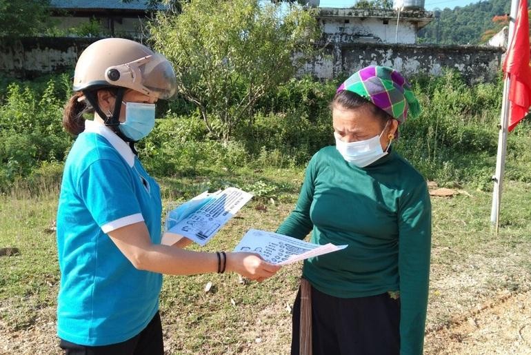 Cán bộ hội phụ nữ huyện Quế Phong phát tờ rơi tuyên truyền phổ biến pháp luật đến từng hội viên