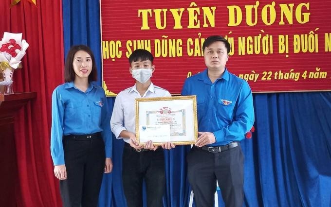 Huyện đoàn tuyên dương nam sinh nhanh trí cứu em nhỏ đuối nước.