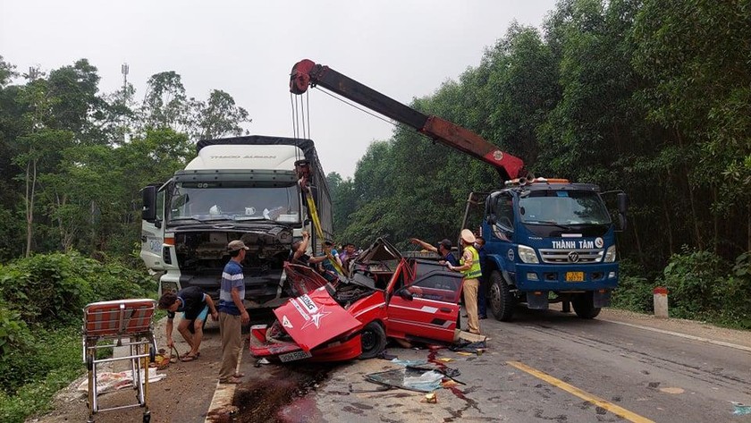 Hiện trường vụ tai nạn khiến 4 người thương vong