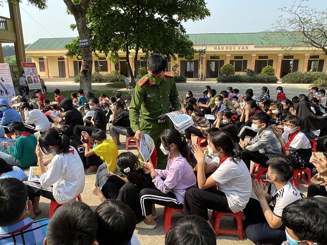 Phát tờ rơi tuyên truyền pháp luật về phòng, chống ma túy cho học sinh (ảnh: ĐV)