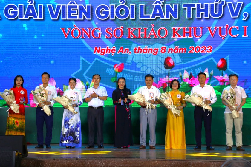 Bà Hoàng Thị Thu Trang - Giám đốc Sở Tư pháp Nghệ An (giữa) tặng hoa cho các đội tham dự Hội thi