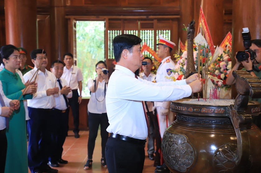 Ông Thái Thanh Quý - Bí thư Tỉnh ủy Nghệ An dâng hương tưởng niệm Chủ tịch Hồ Chí Minh