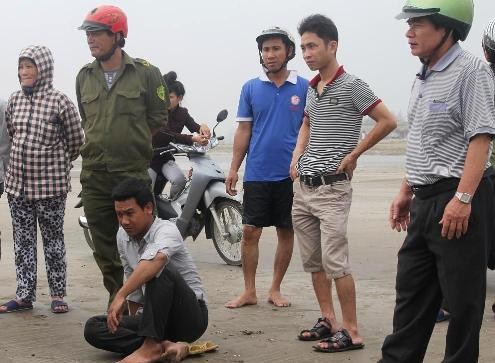 Nam thanh niên lao xuống biển cứu sống học sinh đuối nước