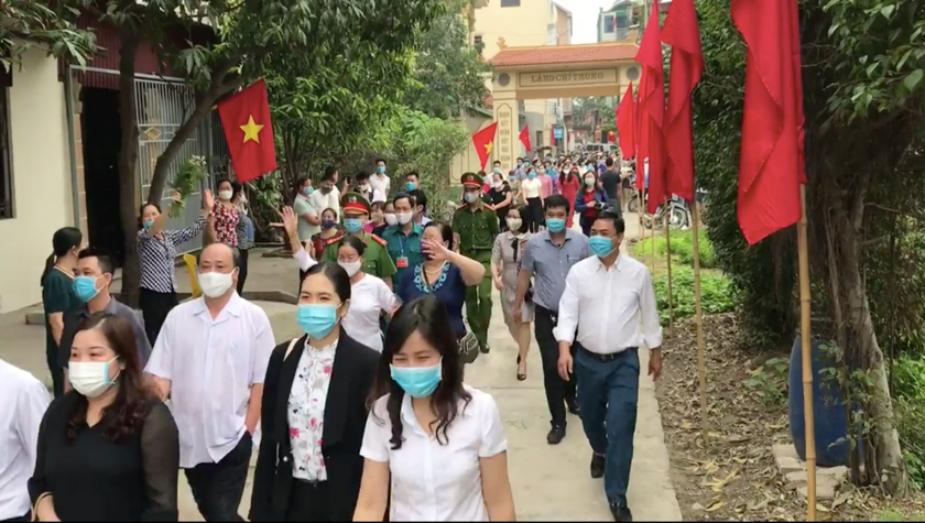 Người dân thôn Chí Trung vui mừng khi được dỡ bỏ cách ly.