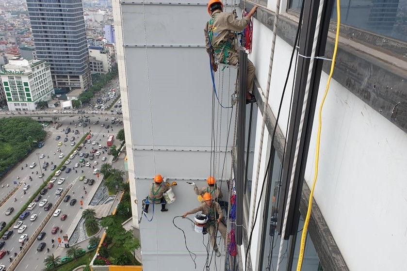Nguy hiểm luôn rình nghề treo mình thi công trên cao ốc