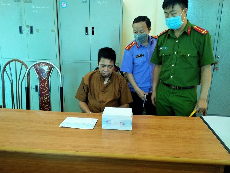 Đối tượng Vi Văn Công cùng tang vật tại cơ quan công an.