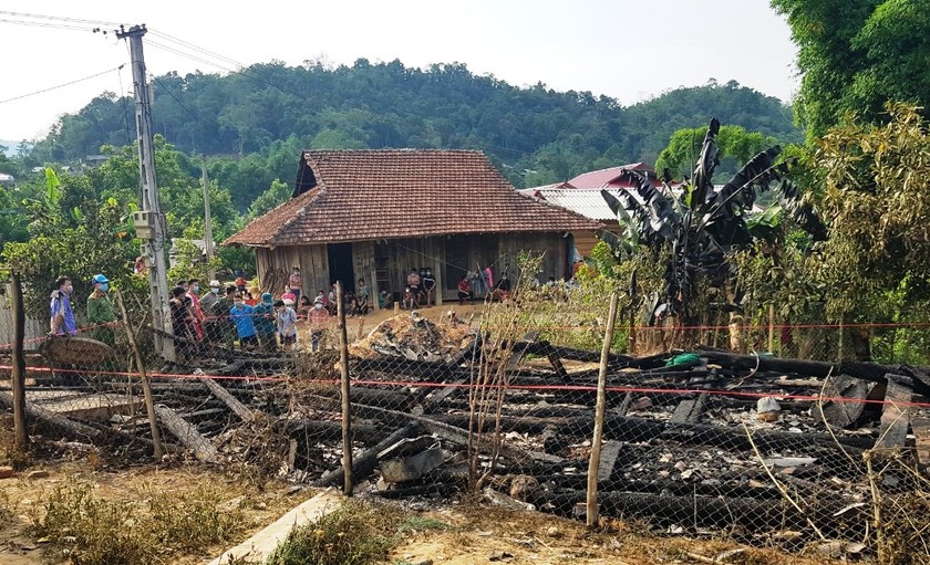 Ngôi nhà của chị Tẩn Tỏ Mẩy bị ngọn lửa thiêu rụi trong đêm.