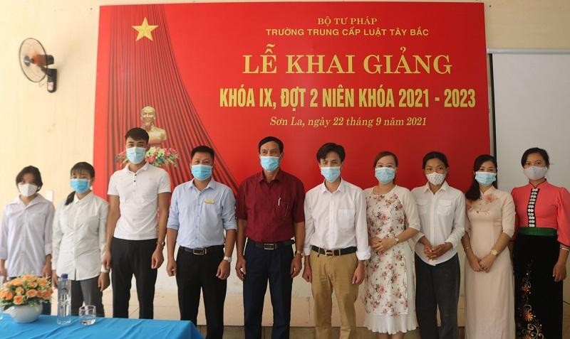 Trường Trung cấp Luật Tây Bắc tổ chức Lễ khai giảng năm học 2021-2022.