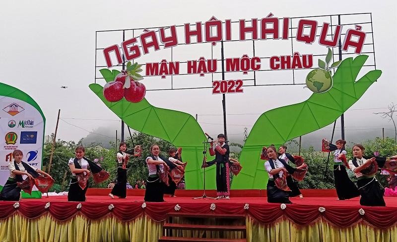 Văn nghệ chào mừng Ngày hội hái quả mận hậu Mộc Châu năm 2022.