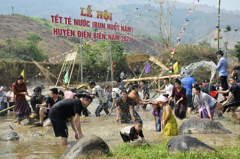 Người dân té nước trên sông.