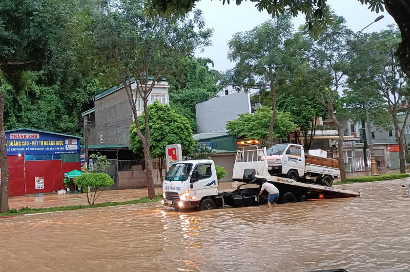 Mưa lớn nhiều khu vực tại Sơn La bị ngập sâu trong nước.