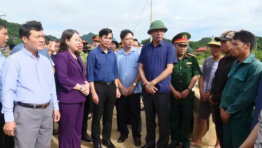 Phó Chủ tịch nước Võ Thị Ánh Xuân thăm hỏi, động viên các gia đình bị ảnh hưởng trong đợt mưa lũ. (Ảnh: CTV)