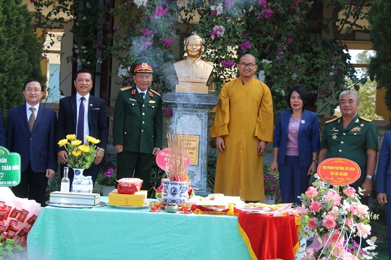 Lễ khánh thành Tượng đài Anh hùng liệt sĩ Phan Đình Giót.