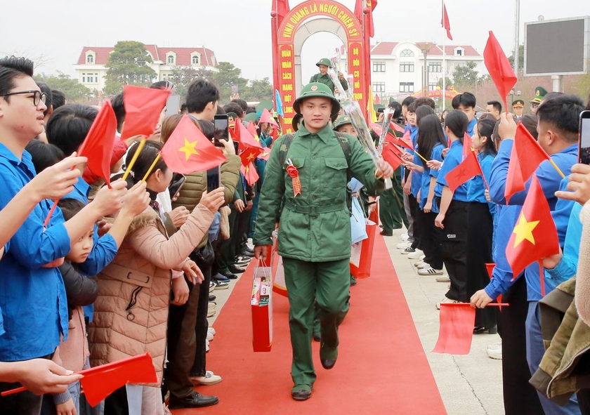 Tiễn các tân binh lên đường nhập ngũ.