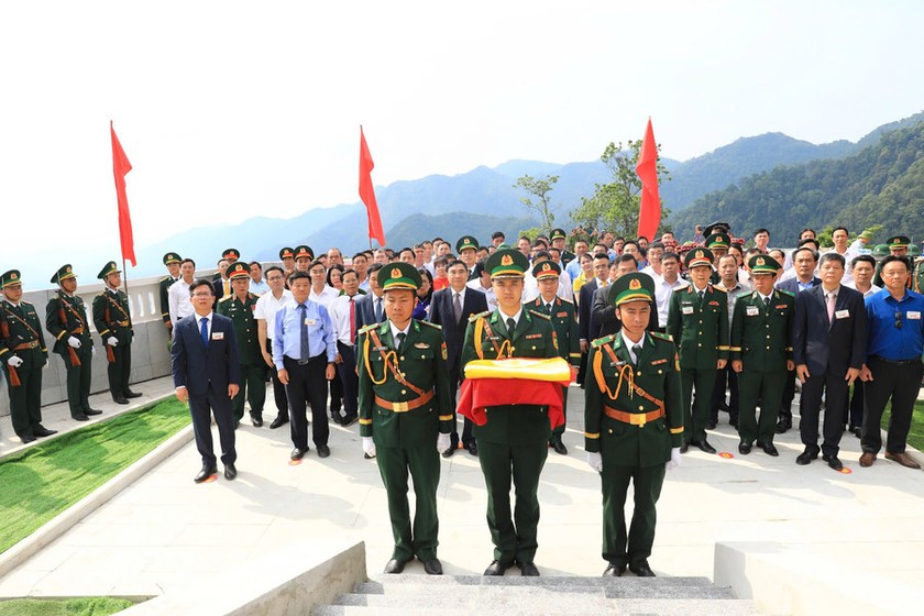 Nghi lễ thượng cờ trên Cột cờ A Pa Chải.