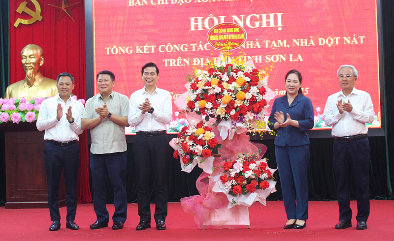 Lãnh đạo Bộ Dân tộc và Tôn giáo tặng hoa chúc mừng tỉnh Sơn La.