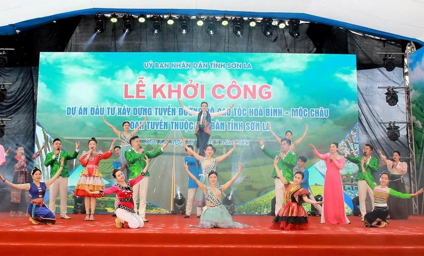 Chương trình văn nghệ tại buổi lễ.