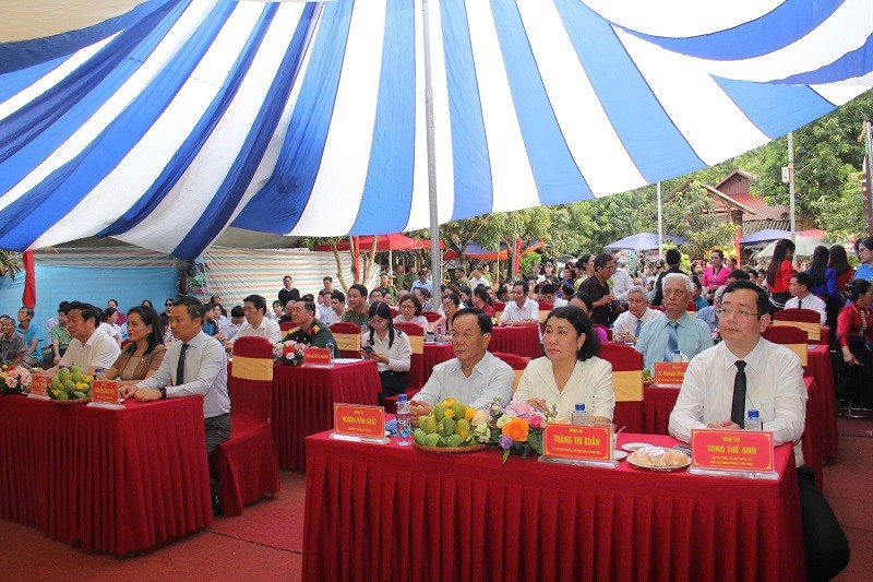 Các đại biểu đến tham dự Ngày hội xoài Yên Châu.