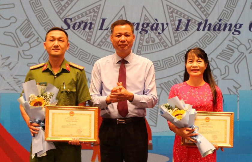 Trao bằng khen cho các cá nhân đạt thành tích cao trong cuộc thi. Trao bằng khen cho các cá nhân đạt thành tích cao trong cuộc thi.