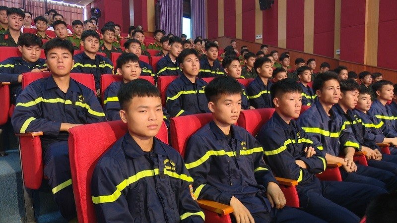 Khán giả tham gia cổ vũ cho các đội thi. Khán giả tham gia cổ vũ cho các đội thi.