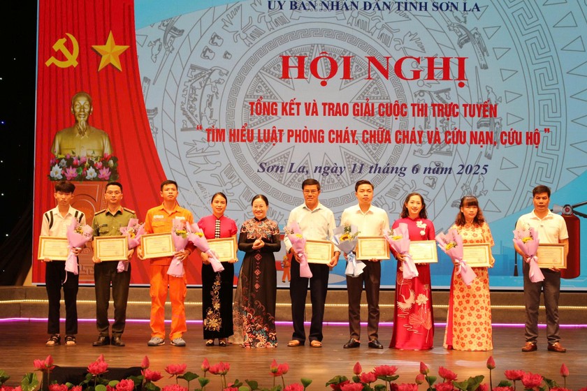 Ban tổ chức trao giải cho các thí sinh đạt giải trong cuộc thi.