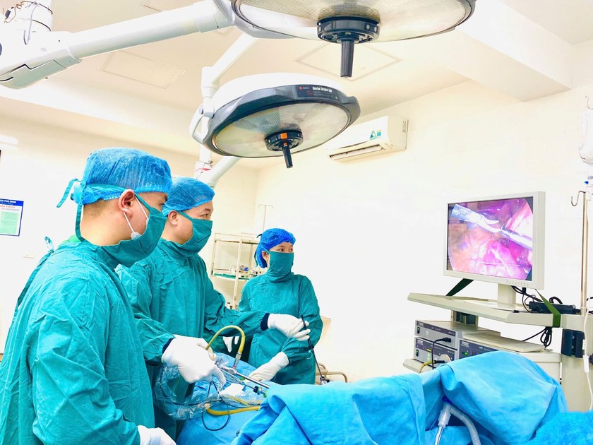 Các bác sỹ phẫu thuật nội soi cấp cứu thành công bệnh nhân bị viêm phúc mạc toàn thể nghi do thủng ổ loét dạ dày.