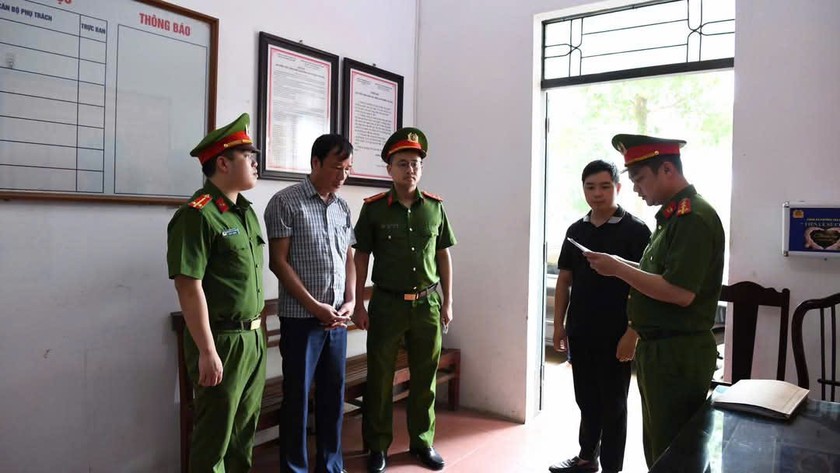 Cơ quan Cảnh sát điều tra Công an tỉnh Phú Thọ đọc lệnh bắt khẩn cấp đối với Văn Mạnh Thắng, Chủ tịch UBND xã Thạch Khoán (Ảnh: Công an Phú Thọ)