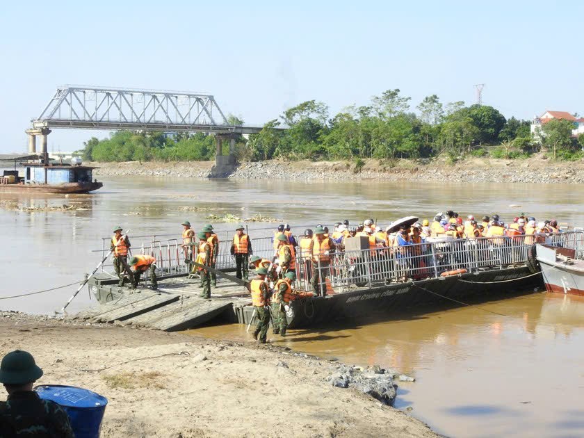 Dự kiến 14 giờ chiều ngày 13/6 đơn vị sẽ bảo đảm phà phục vụ nhân dân qua sông. (Ảnh: Hiền Anh)