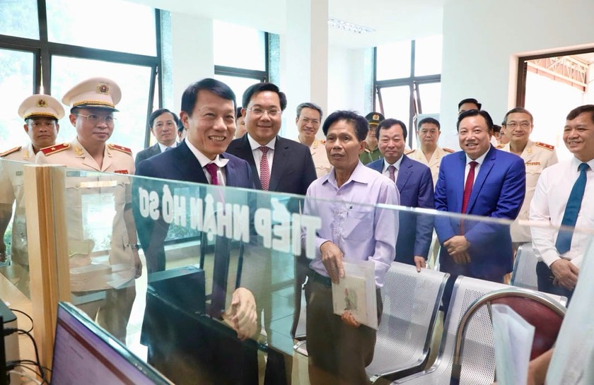 Đại tướng Lương Tam Quang thăm trụ sở Công an xã Bản Nguyên.