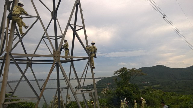 Để lên đến vị trí các cột điện trên đèo Hải Vân, công nhân phải đi nhiều km xuyên rừng, qua nhiều địa bàn đèo dốc hiểm trở