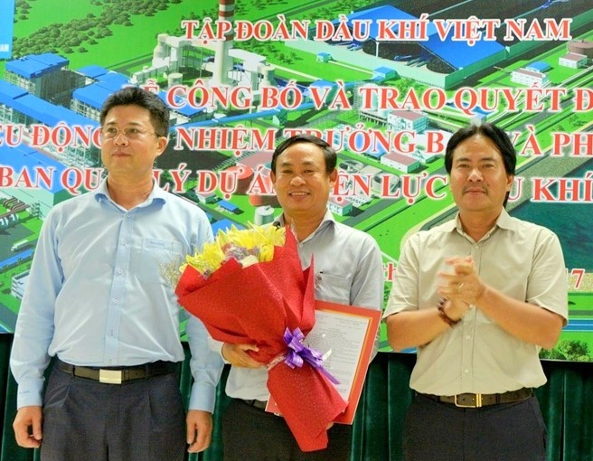 Sau khi bị thu hồi Dự án Quảng Trạch, Phó “Tổng” PVN Nguyễn Hùng Dũng (phải) đã trao quyết định điều động ông Hồ Xuân Hiền (giữa) vào Sông Hậu.

