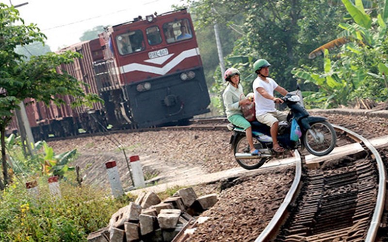 Trên tuyến đường sắt Bắc - Nam dài 1.730 km, đang có hơn 4.200 đường ngang bất hợp pháp. Đây  là những đường ngang chết chóc ám ảnh lái tàu