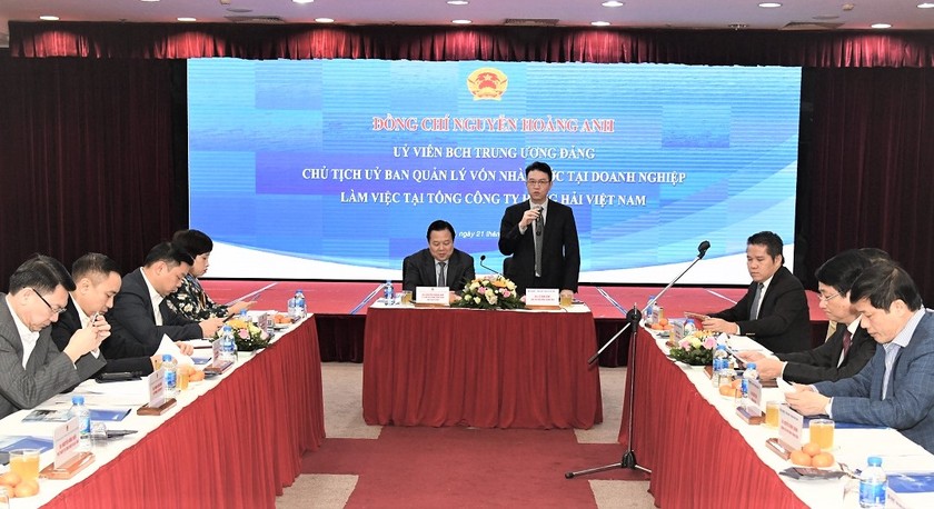 Chủ tịch VIMC Lê Anh Sơn  (đứng) báo cáo tình hình hoạt động của đơn vị với ông Nguyễn Hoàng Anh