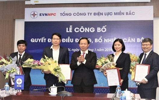 Giám đốc NPSC Phan Tử Lượng (thứ 2, trái sang): “Năm qua, chúng tôi vừa “xây nhà”, vừa sản xuất kinh doanh để tạo doanh số”