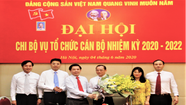 Bí thư Ban Cán sự đảng, Bộ trưởng Bộ GTVT Nguyễn Văn Thể chúc mừng ông Trần Văn Lâm - Bí thư Chi bộ Vụ Tổ chức cán bộ nhiệm kỳ 2020 - 2022.

