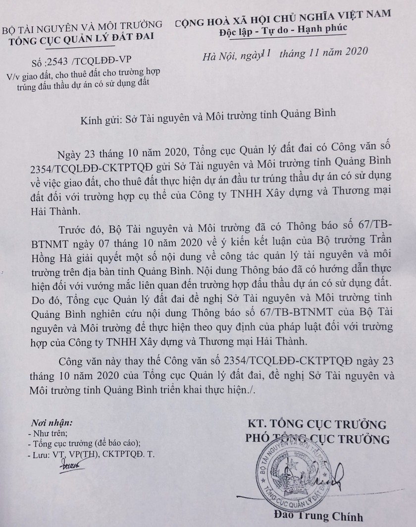 Phó Tổng cục trưởng Đào Trung Chính ký văn bản 2543/TCQLĐĐ-VP thu hồi văn bản 2354/TCQLĐĐ-CKTPTQĐ cũng do ông bút phê hôm 23/10 trái kết luận của Bộ trưởng Trần Hồng Hà